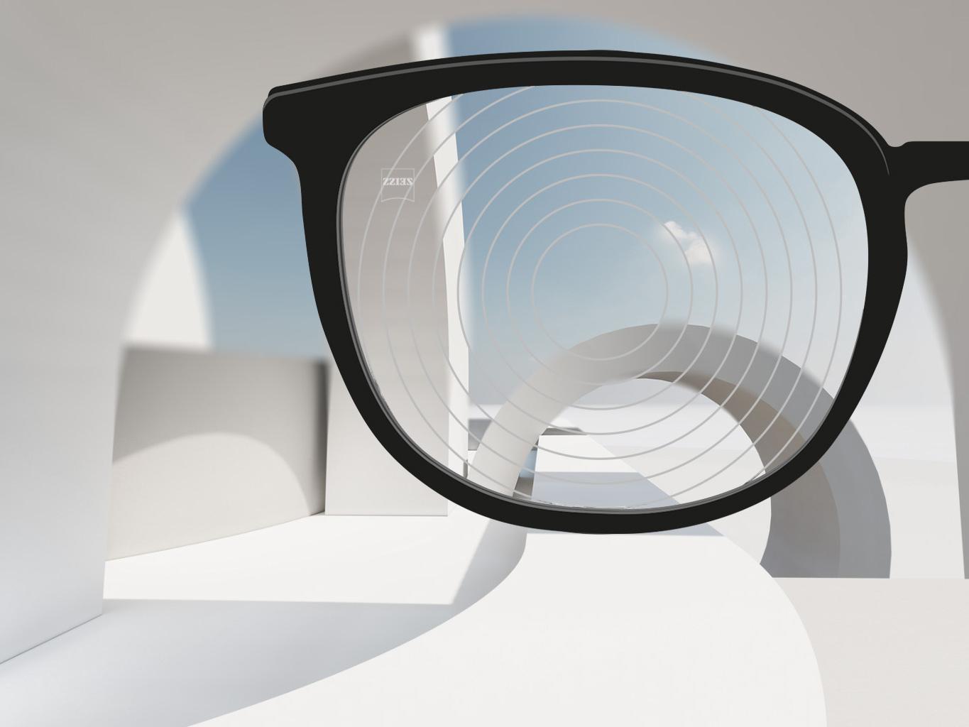 O imagine de aproape a lentilelor de management a miopiei de la ZEISS, cu rame pentru ochelari negre și cercuri concentrice pe suprafața lentilelor. 